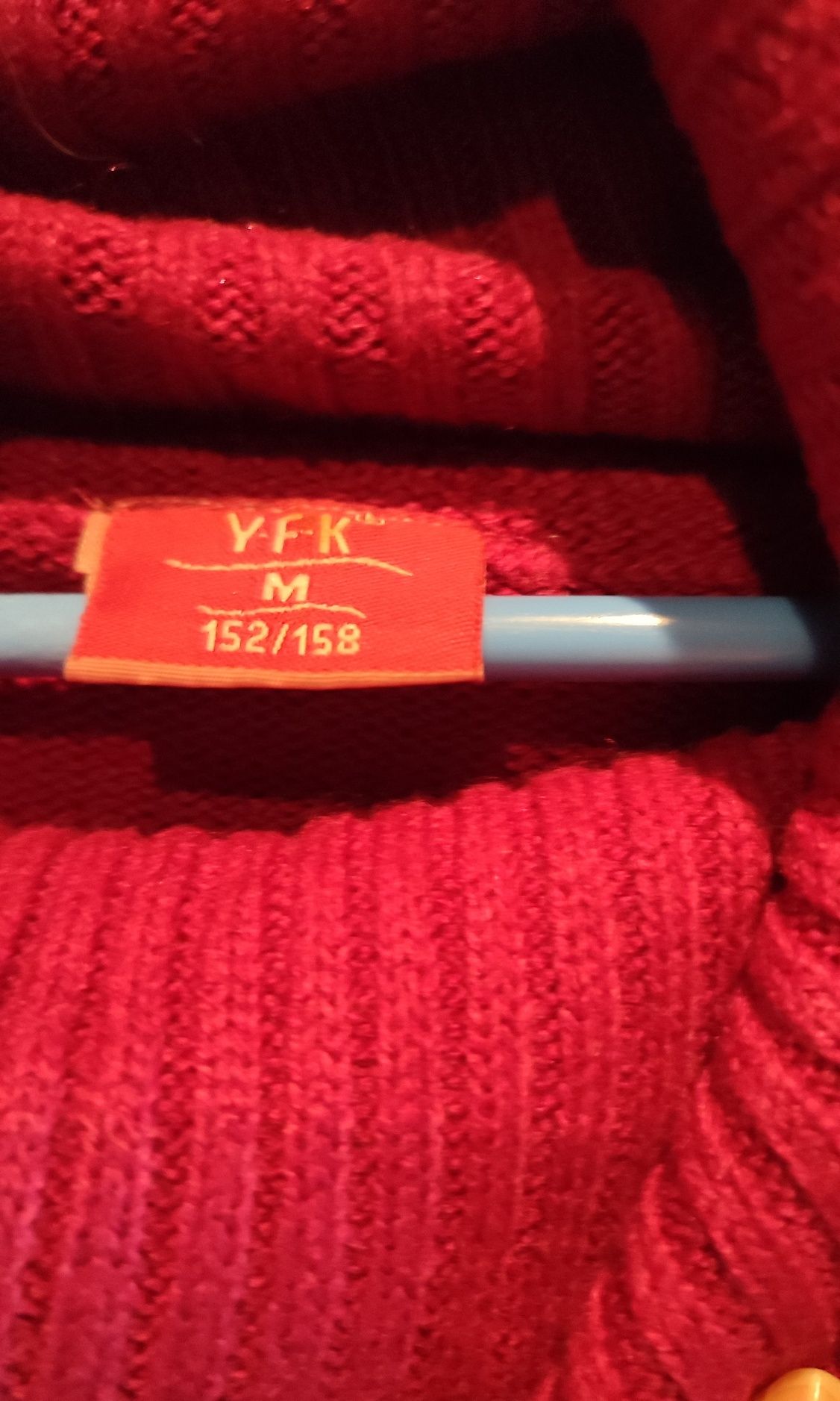 Fuksjowy sweterek z szerokim golfem r.S/M