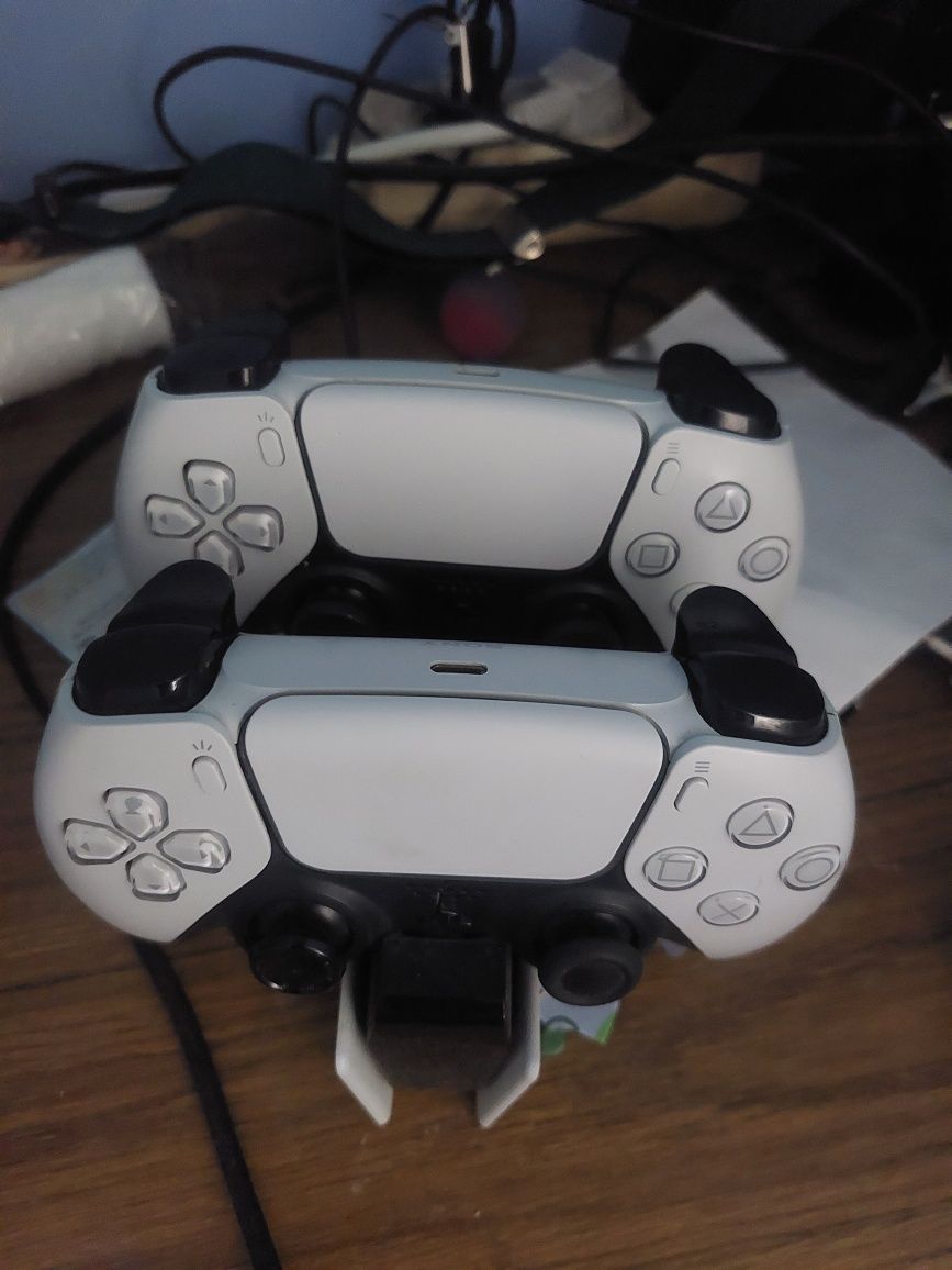 PS5 com 2 comandos e carregador de mesa