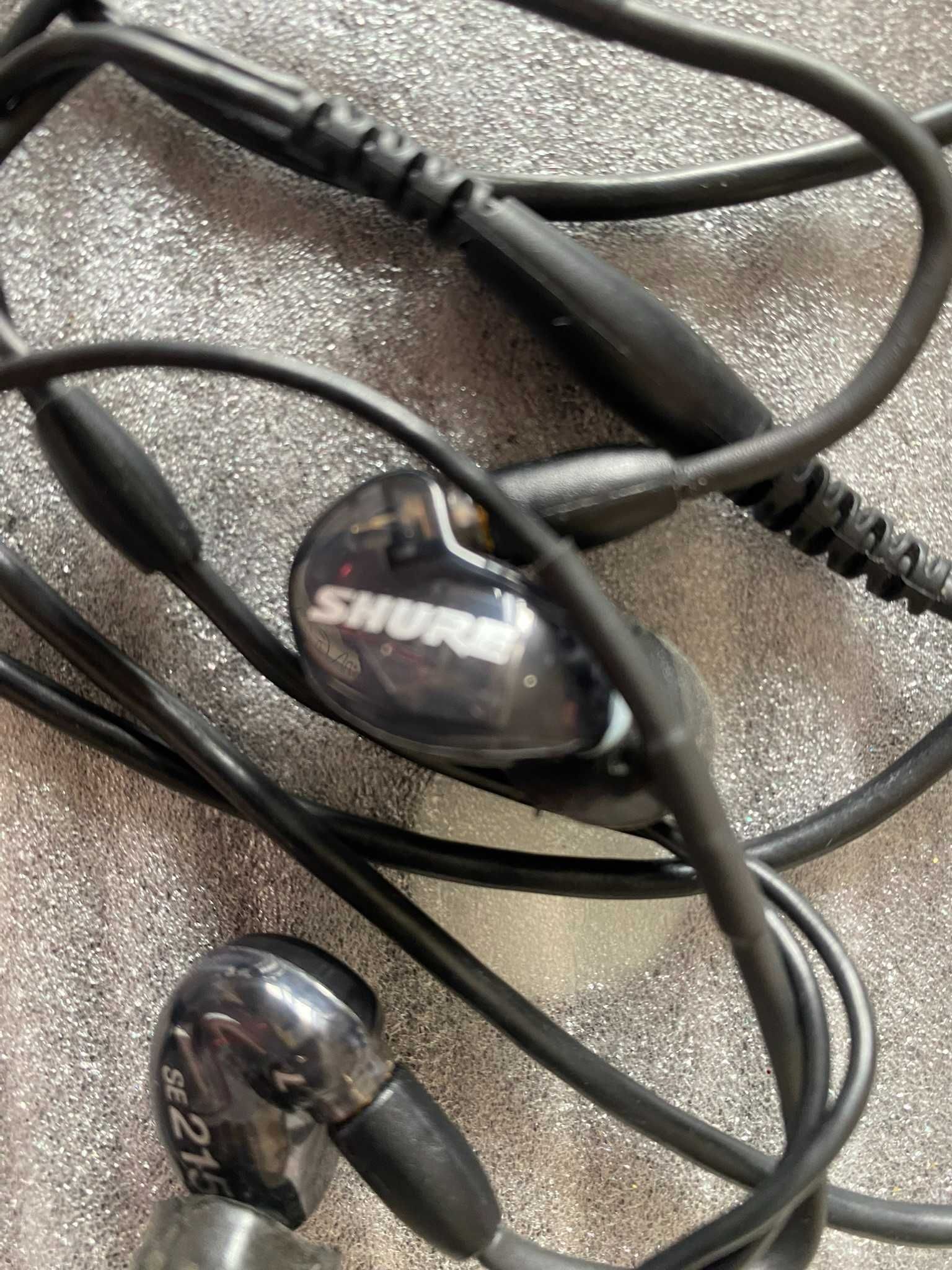 Auscultadores in ear da marca SHURE SE215