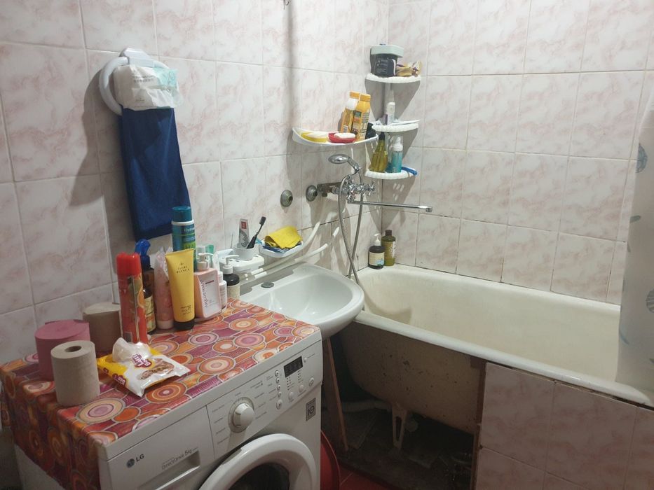Здається кімната в трьох кімнатній квартирі