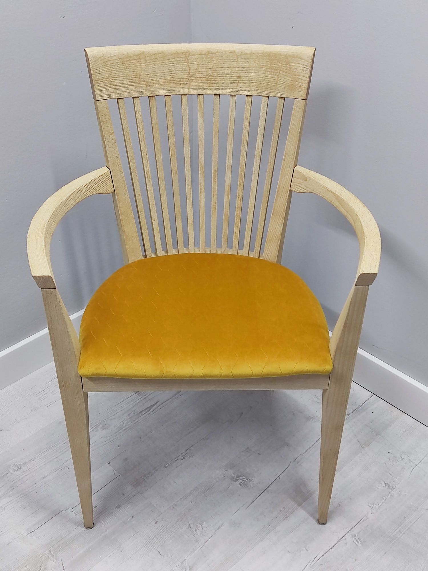 Drewniane krzesło z podłokietnikiem Fameg dostępne 40szt.