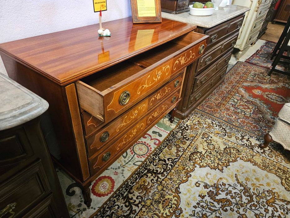 Cómoda antiga estilo D. Maria - Bom estado geral