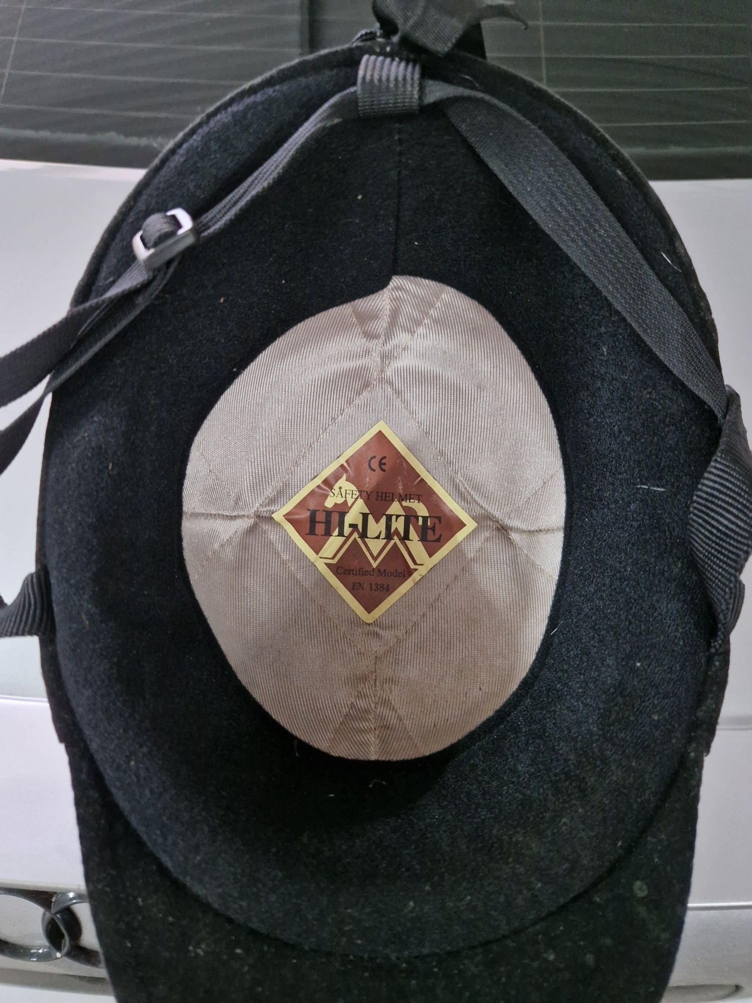 Botas e capacete de equitação