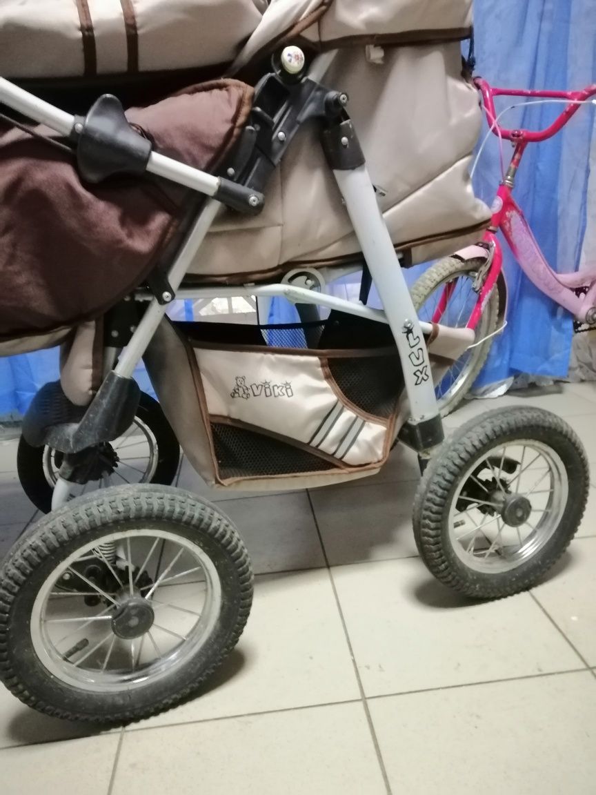 Дитяча коляска для хлопчика.