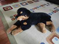 Cão de peluche preto e castanho