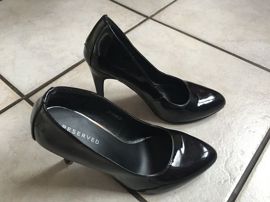 Lakierowane buty na obcasie Reserved roz37