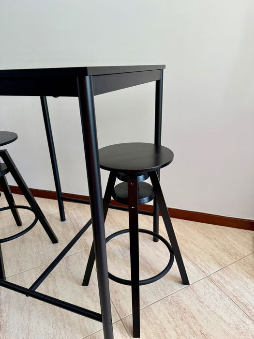 Mesa alta com bancos