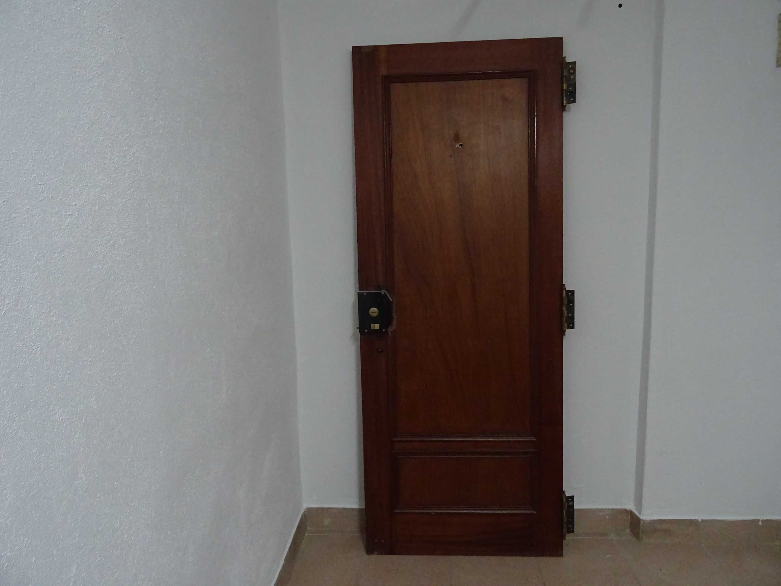 Porta em Madeira Para Exterior / Entrada em Apartamento