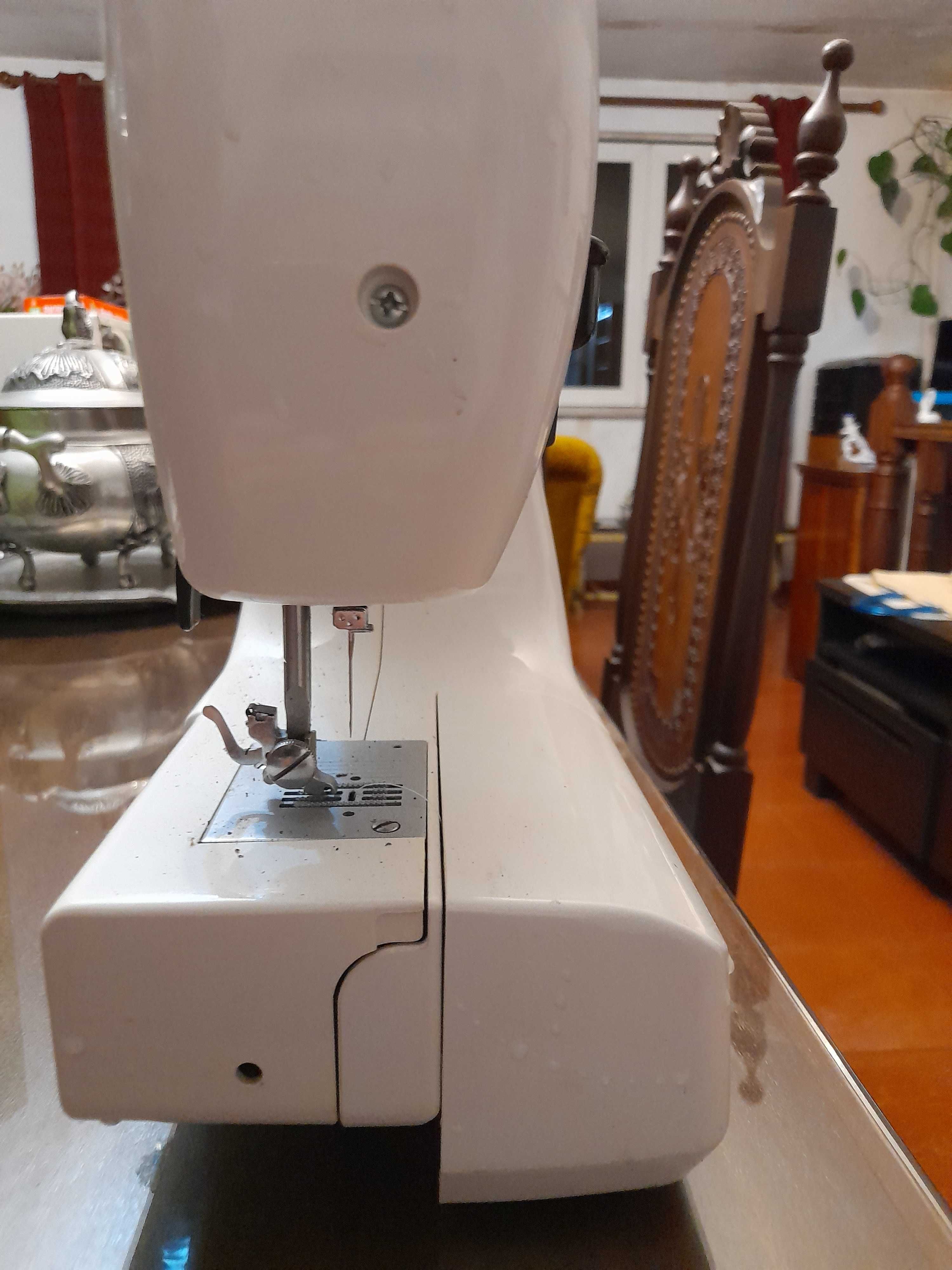 Máquina de costura nova.
