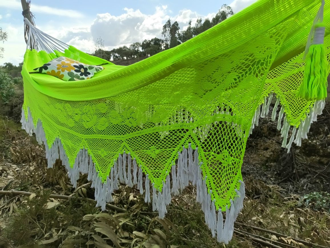 Cama de Rede Neon com Detalhes Artesanais e Crochê Elegante