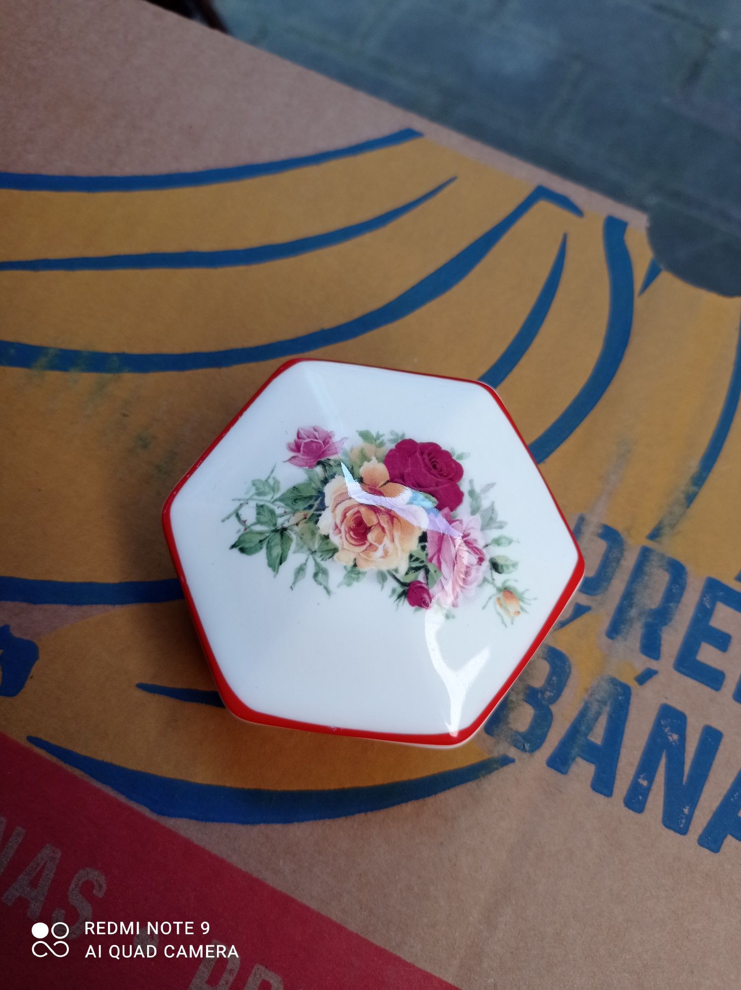 Śliczne puzderko z porcelany Made in England