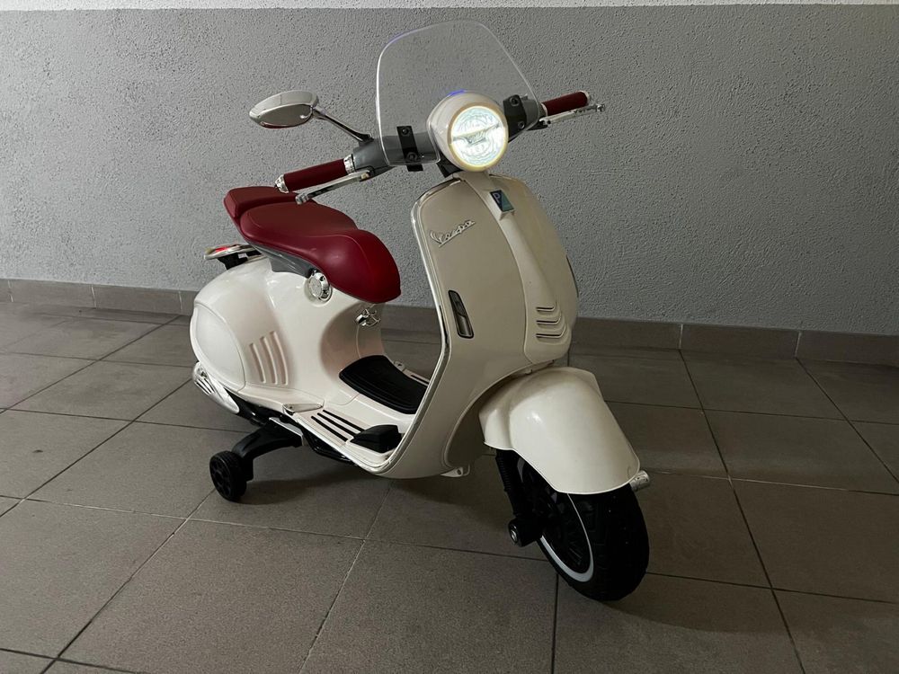 Mota eletrica vespa (semi nova para criança)