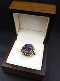 Piękny pierścionek z fioletowym oczkiem pr. 585
