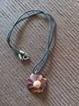 Fio com flor de madeira