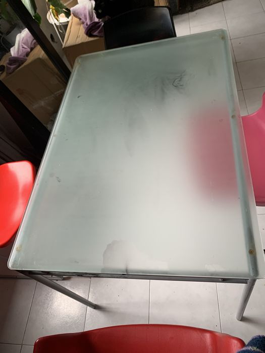 Mesa de vidro com cadeiras