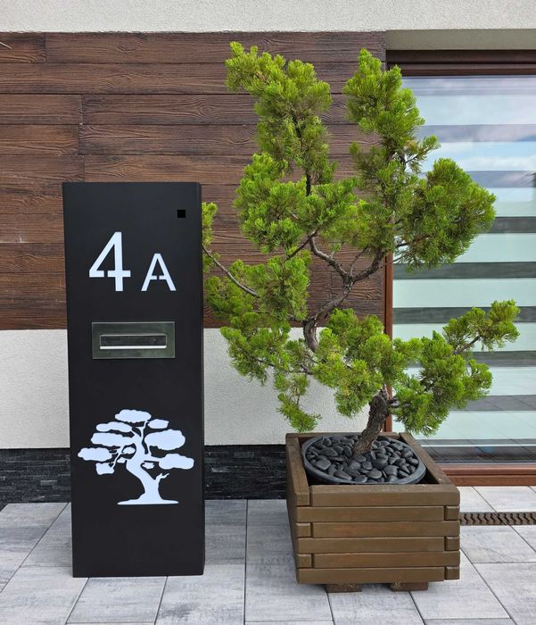 Nowoczesny słupek multimedialny z Twoim numerem domu