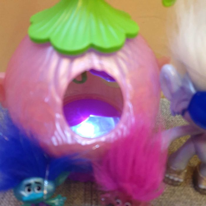 Trolle Podświetlany domek i laleczki - Zestaw koronacyjny + Mega Troll