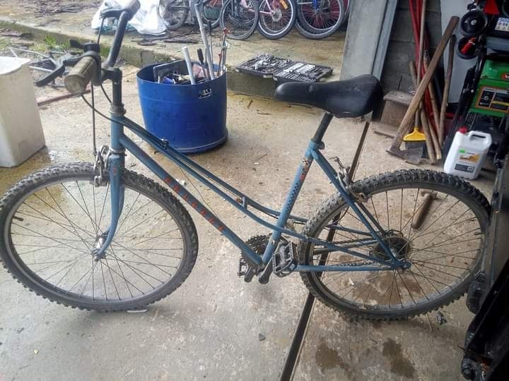 Bicicleta antiga em bom estado
