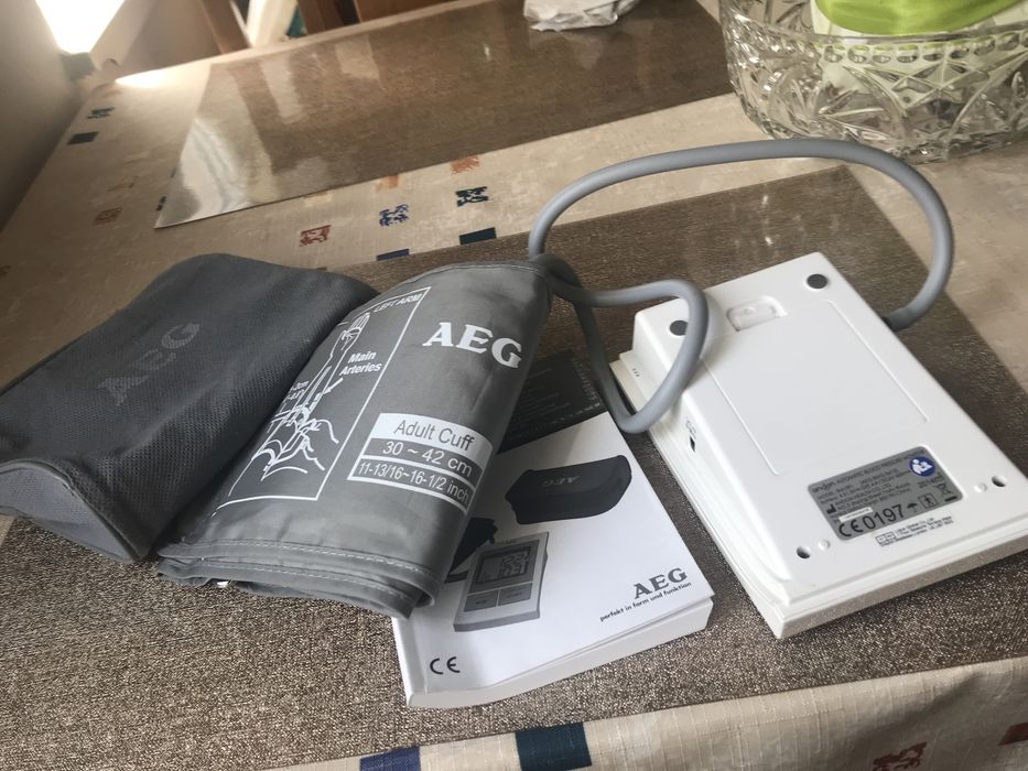 Ciśnieniomierz naramienny AEG.