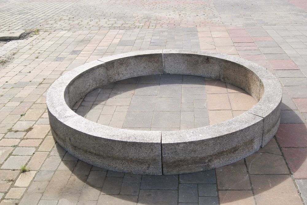 Krawężniki łukowe granitowe tworzące koło o średnicy 2m