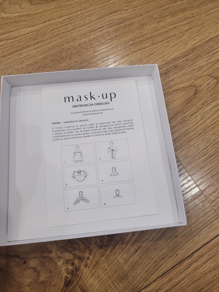 Mask up pro maska chroniąca ubrania przed makijażem
