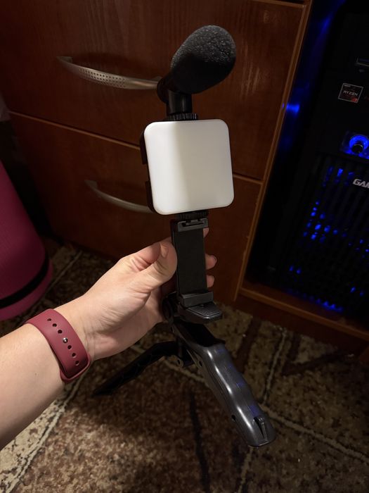 Штатив-тринога для телефону з мікрофоном та лампою