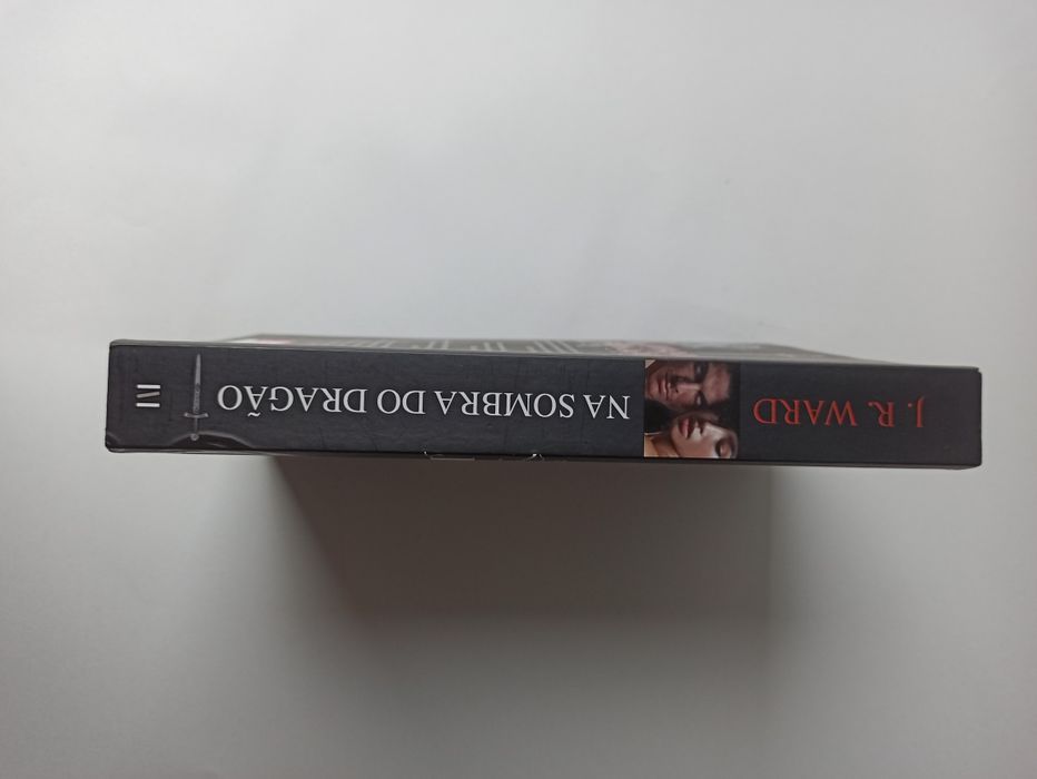 Na Sombra do Dragão, J. R. Ward