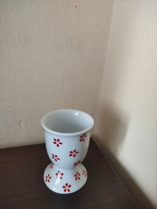 Kieliszek porcelanowy do jajka z motywem kwiatowym