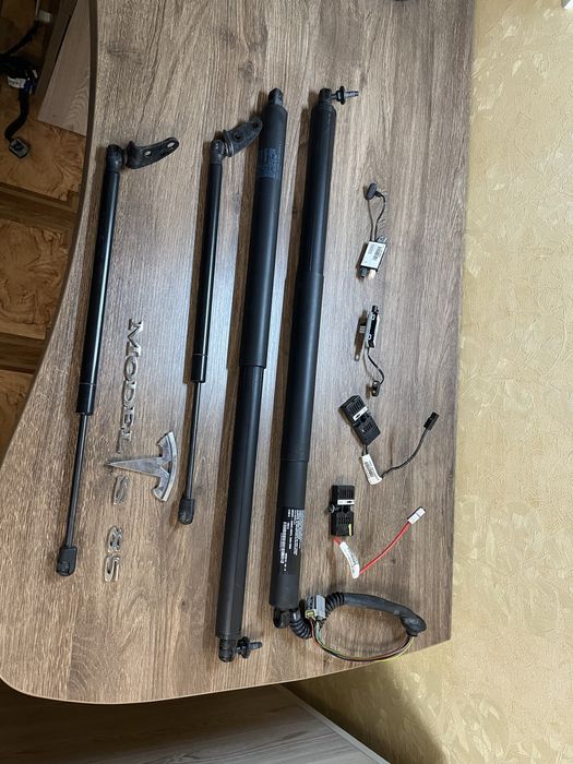 Амортизатори переднього капота,заднього багажника Tesla model S 12-20