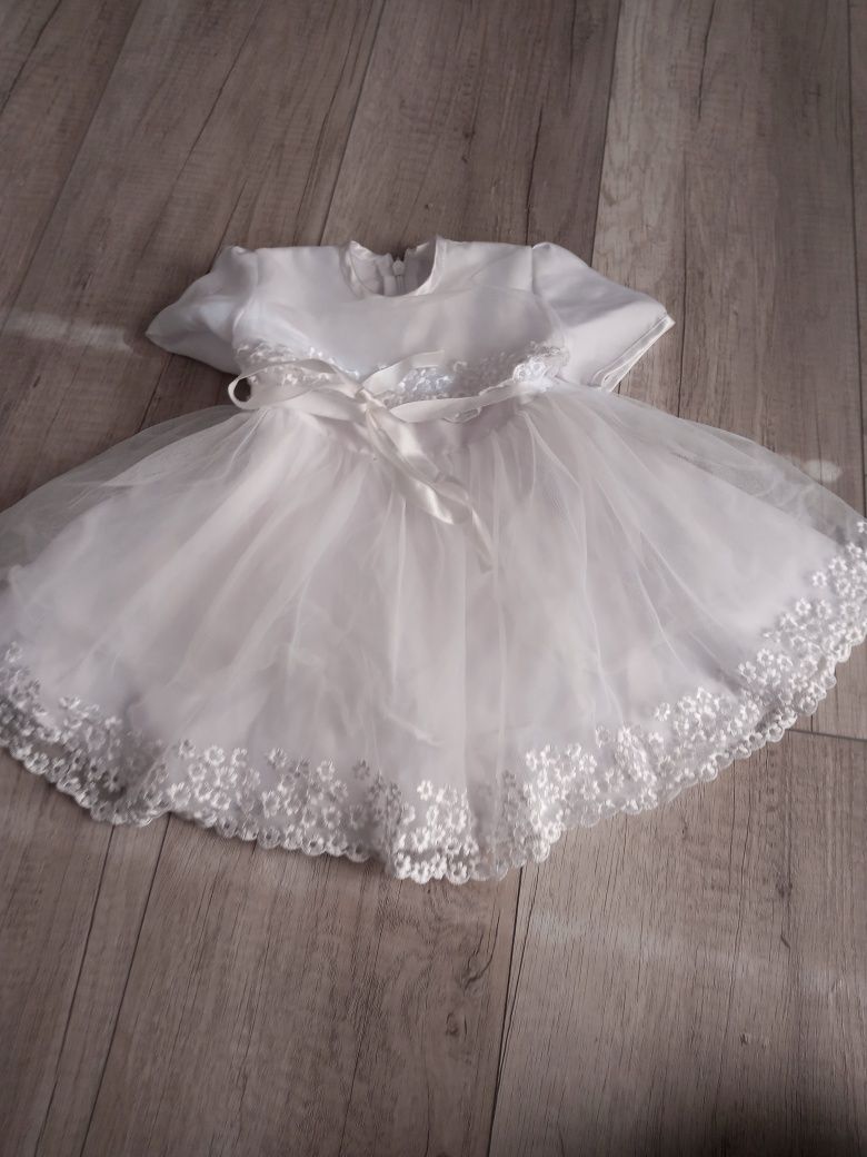 Piękna biała sukienka idealna na chrzest 68