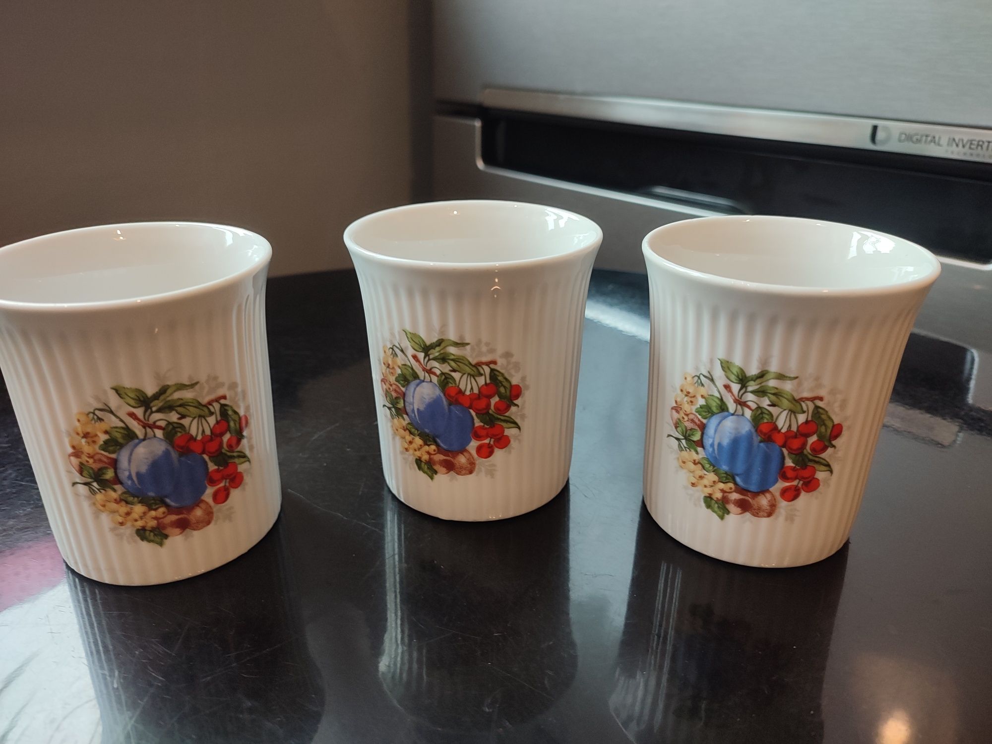 Śliczny zestaw trzech kubków porcelana Ilmenau