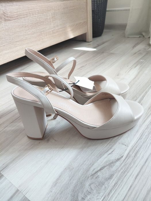 Beżowy buty damskie na obcasie na słupku mohito 41