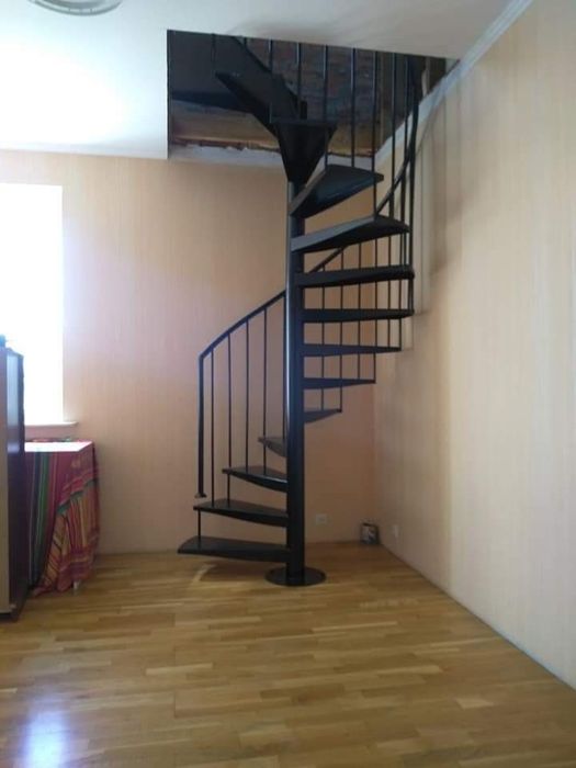 Гвинтові сходи перила нержавіка ковка стекло дерево ступені дуб ясен