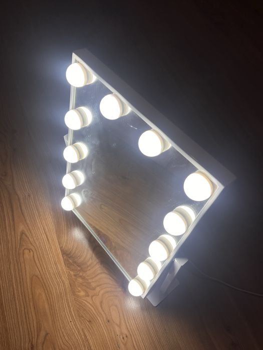 Lustro kosmetyczne z oświetleniem LED