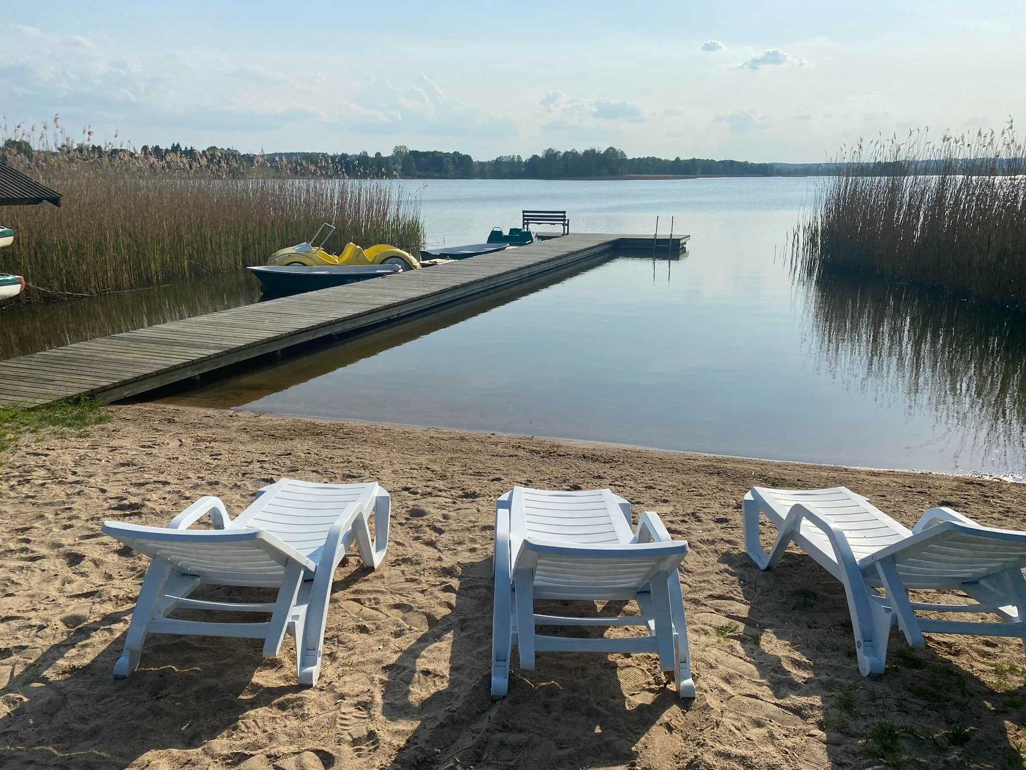 Wypoczynek nad jeziorem. Urlop. Mikołajki.
