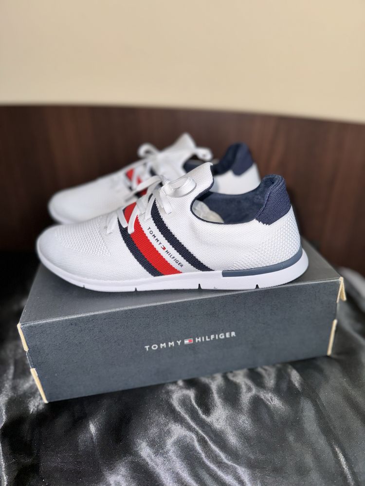 Tommy Hilfiger nowe oryginalne ultra lekkie buty sportowe 41