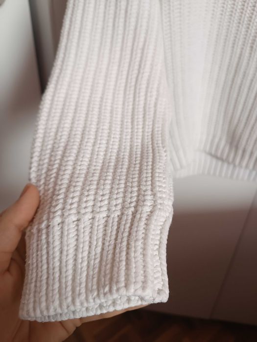 Biały sweter dziewczecy