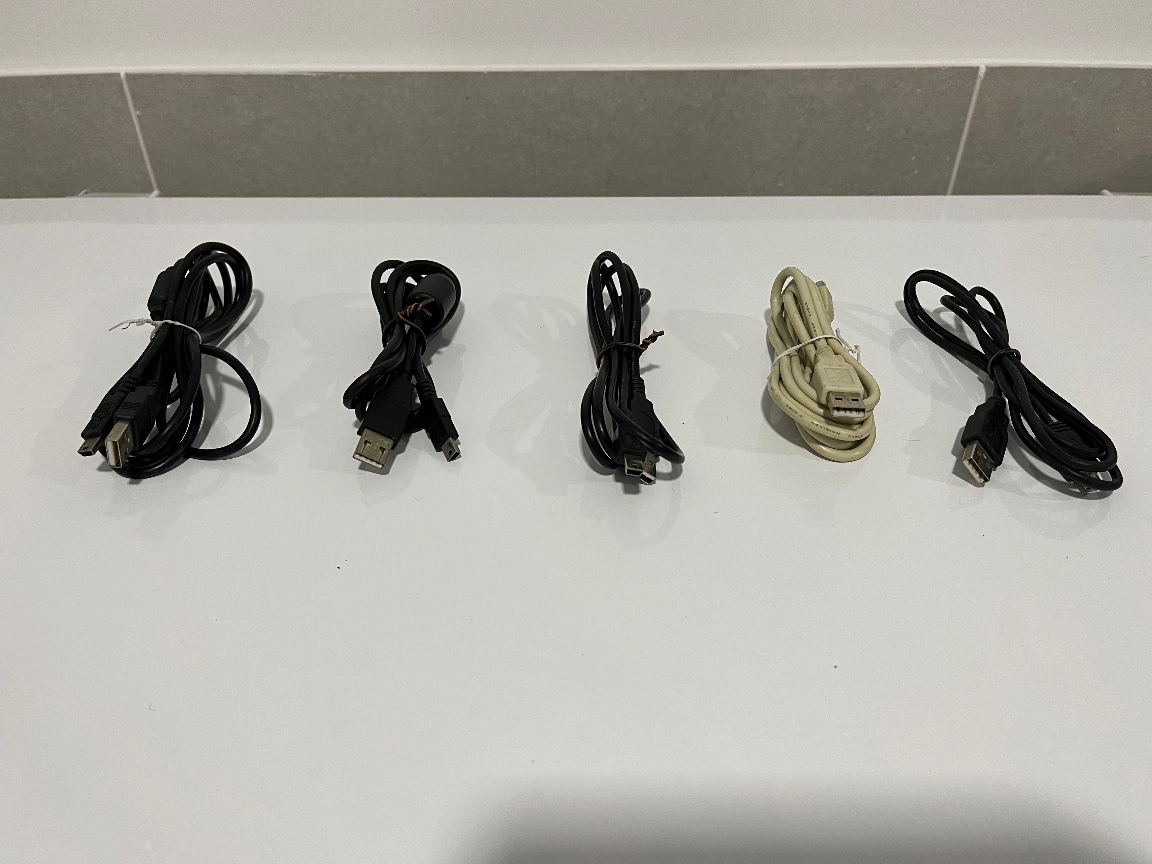 Vários cabos USB micro, mini, USB C e outros tipos + carregadores