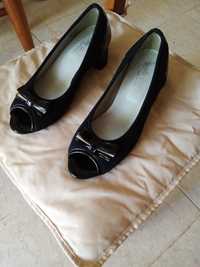Sapatos novos pretos s/bico marca Fiorella