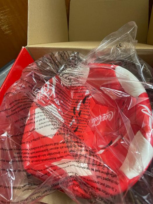 2 bolas da Coca Cola uma grande de futebol e uma pequena mundial Brasil em caixa novas