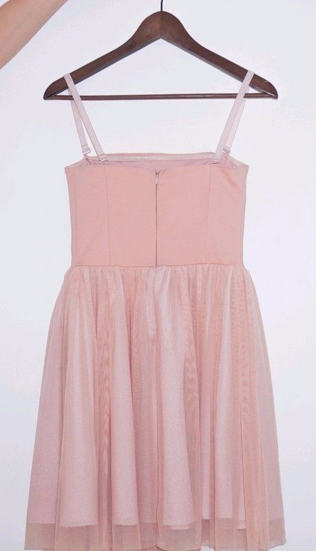 Piekna różowa tiulowa sukienka