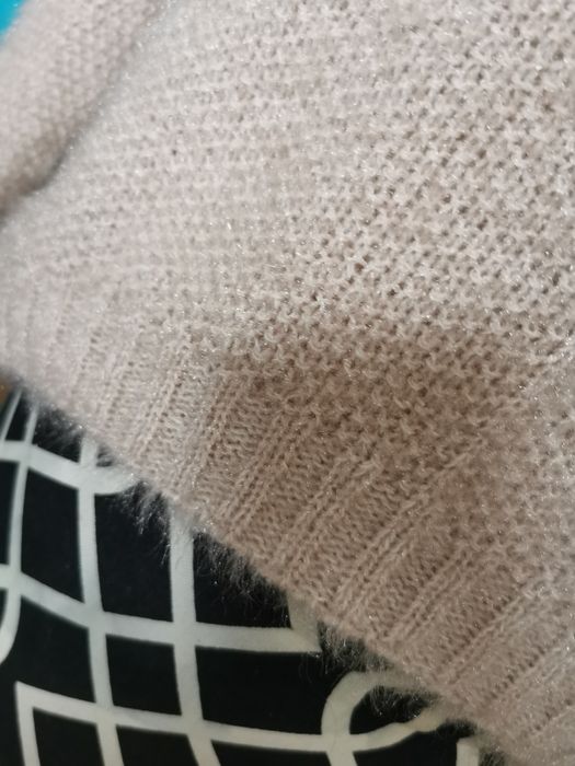 Moherowy nowy sweter w serek, piękny