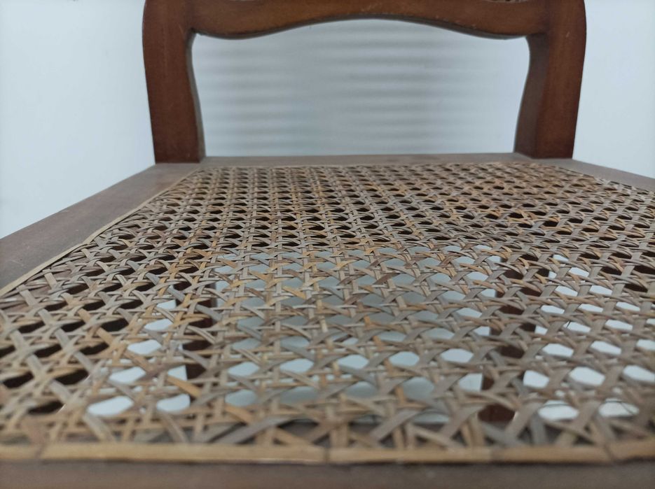 Cadeira antiga com palhinha