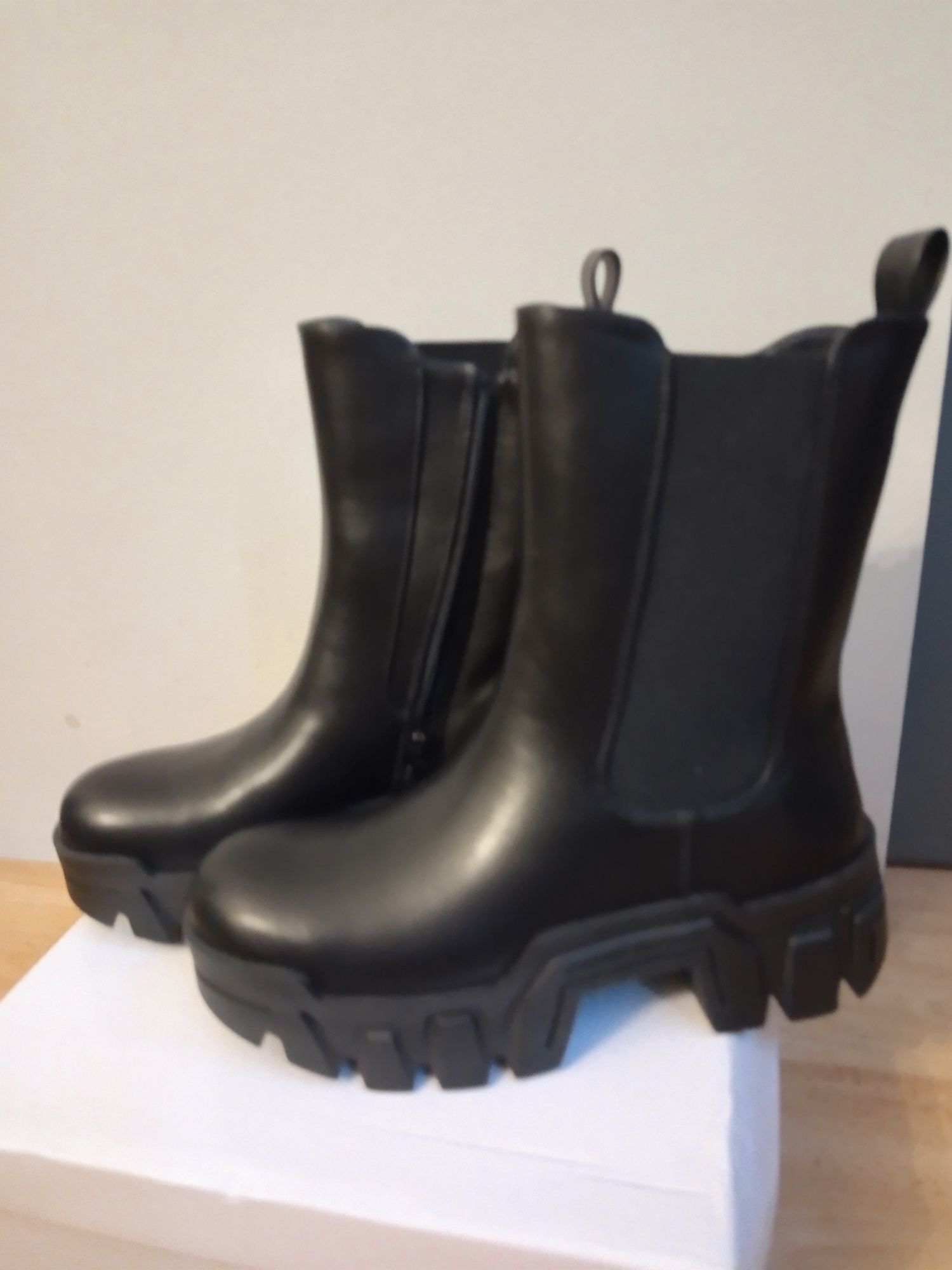 Czarne buty botki
