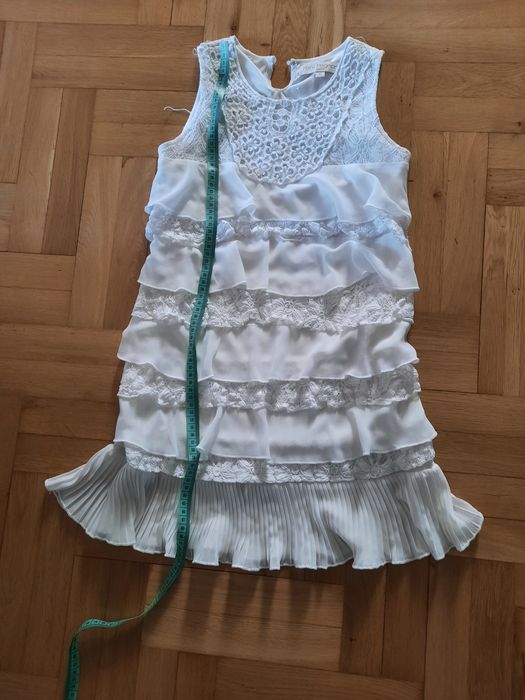 Sukienka biala w koronkę i falbanę