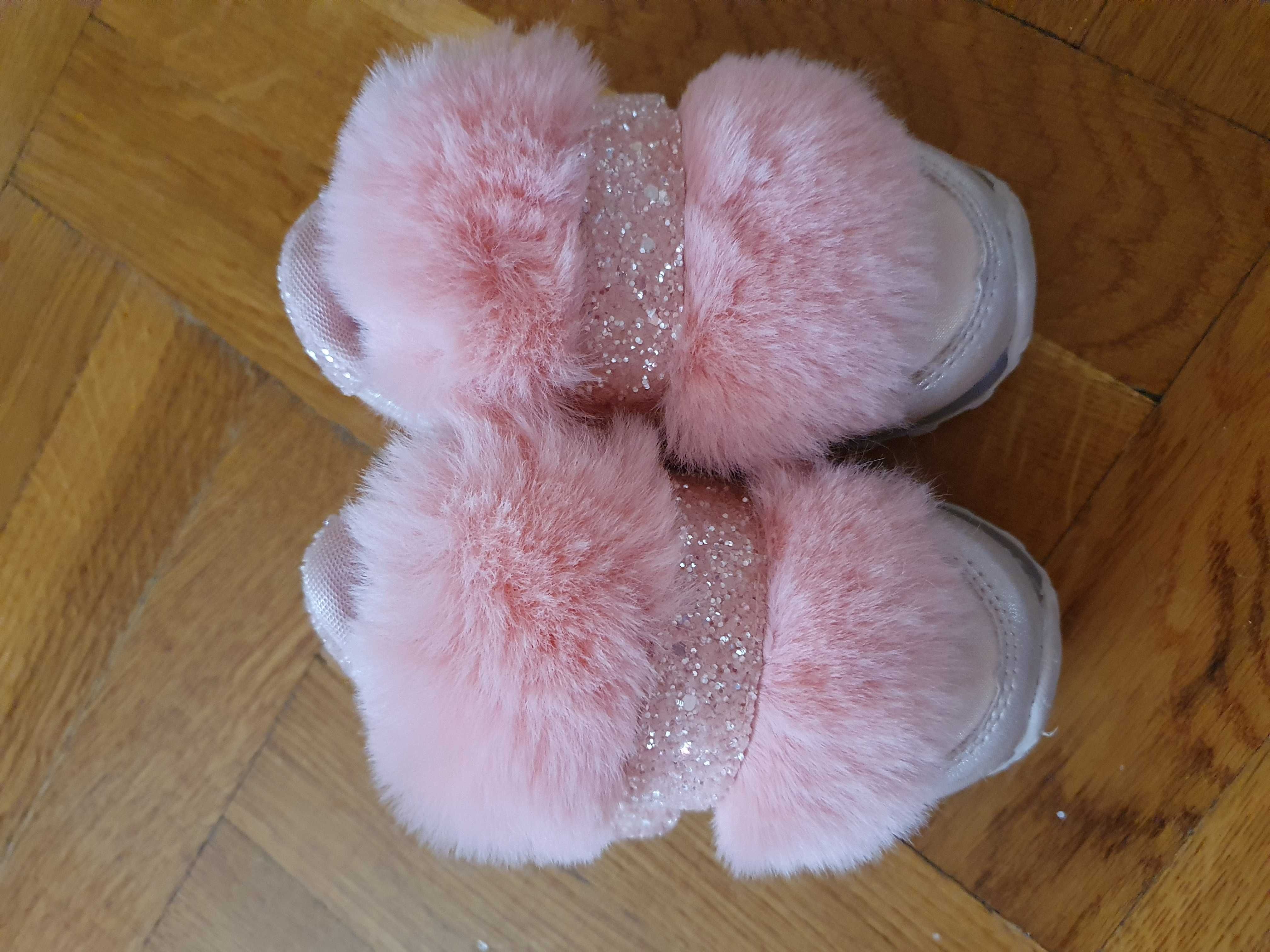 Рожеві кросівки для дівчинки