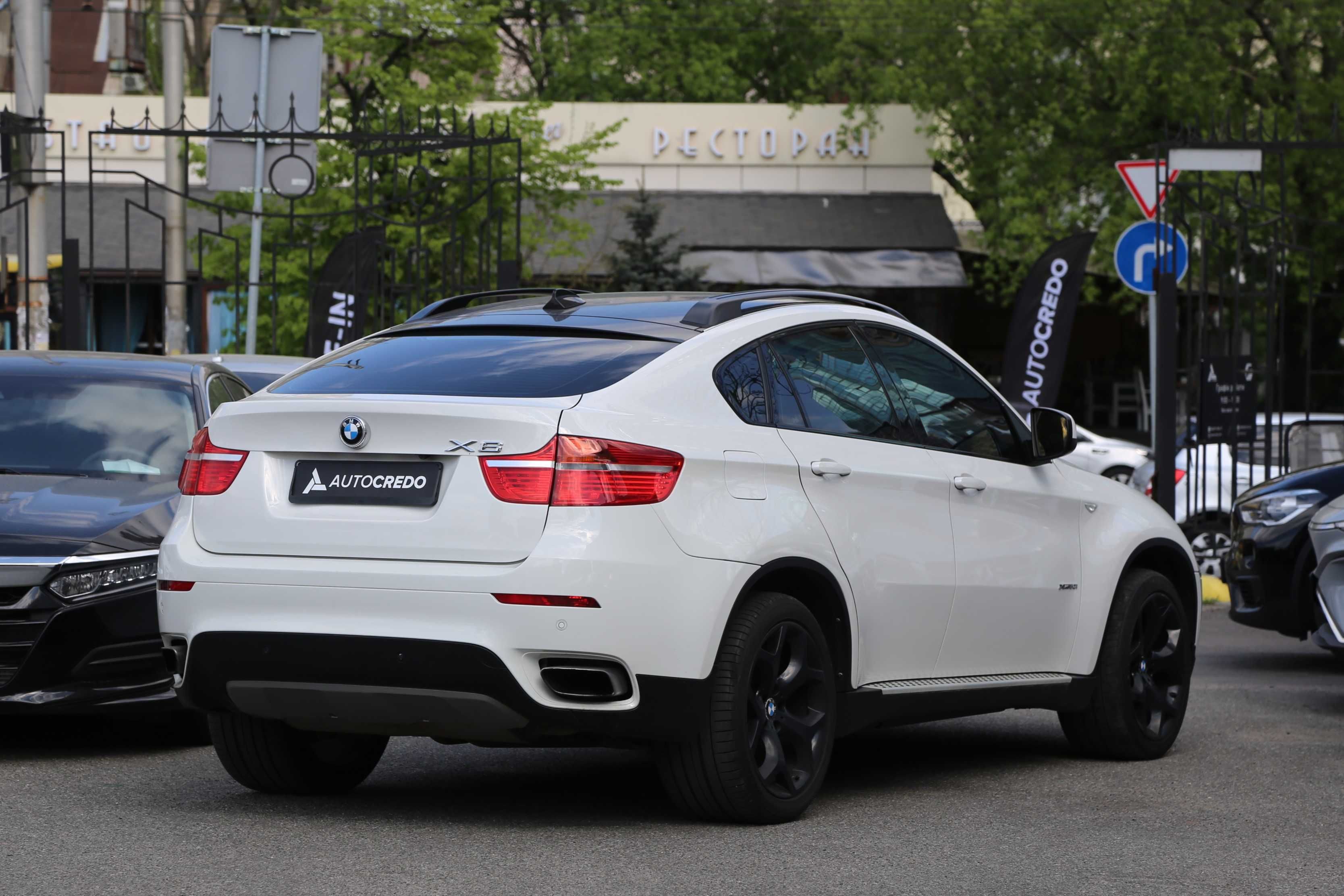 Офіційна BMW X6 50i xDrive 2010 року