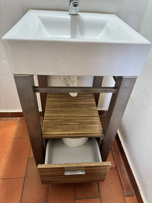 Lavatorio de WC com estutura