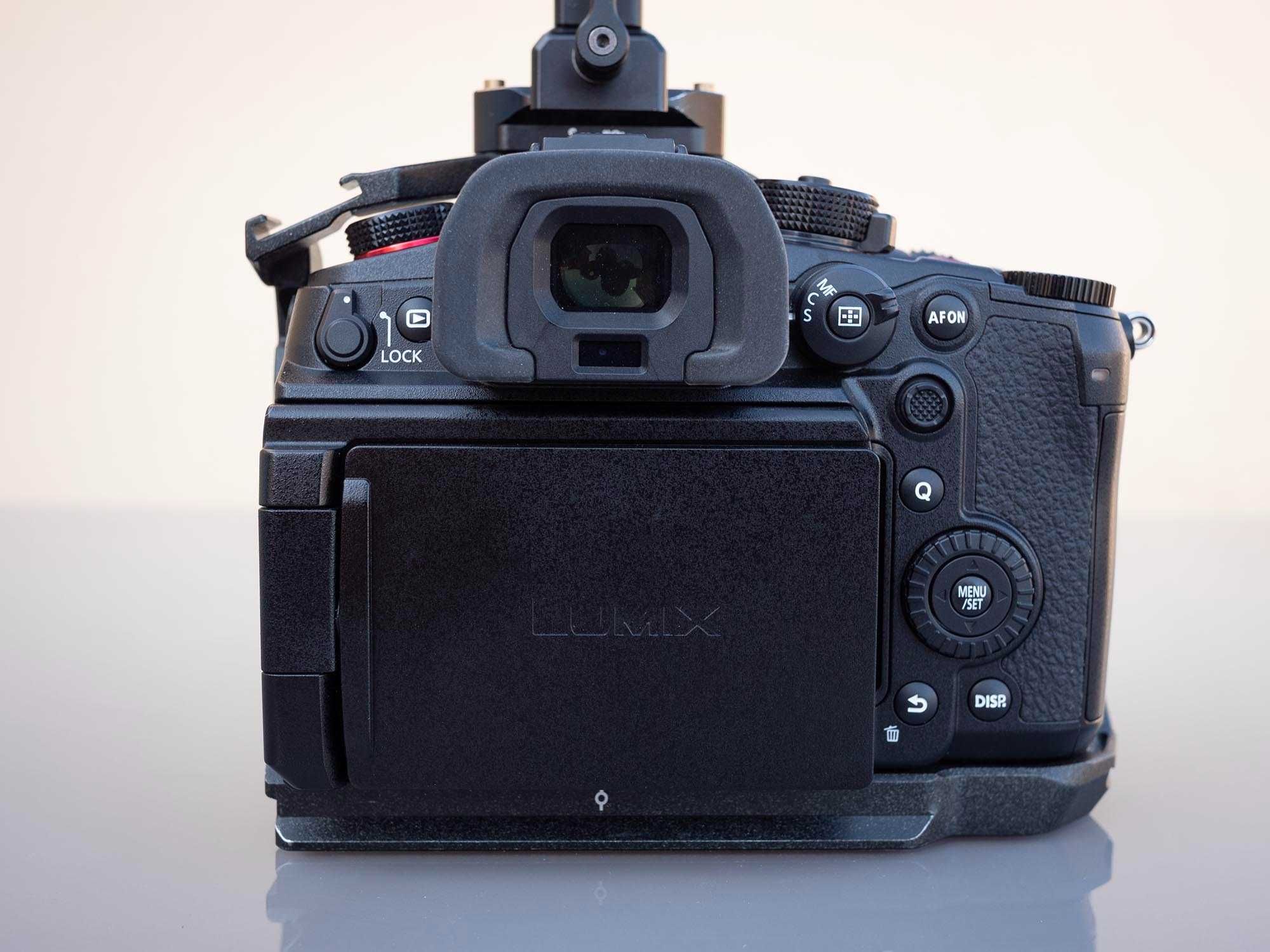 Conjunto Panasonic GH6 e objectiva 12-35 2.8 MkII c/ cage Smallrig