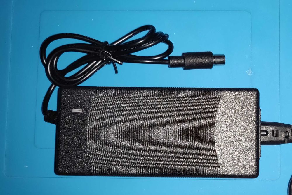 Carregador Baterias Trotinete (conector 5.5 e 8 mm)